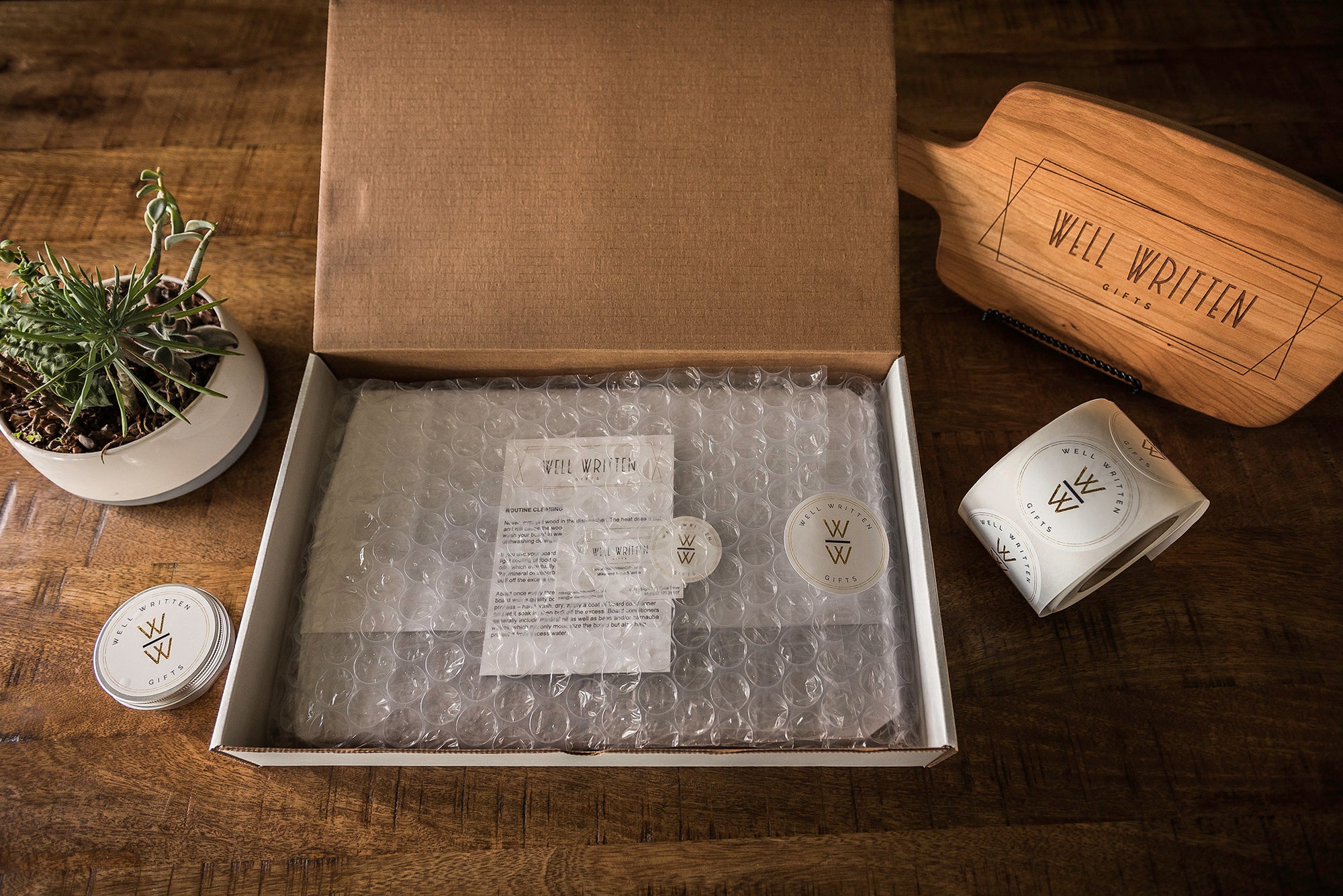 Engraved Casserole Dish, Personalized Baking Dish with Lid, Wedding Shower Gift for Her, 3rd anniversary Gift for Cook, Mr. and Mrs.